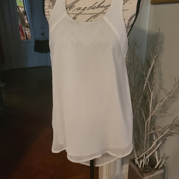 White top - Picture 2 of 9